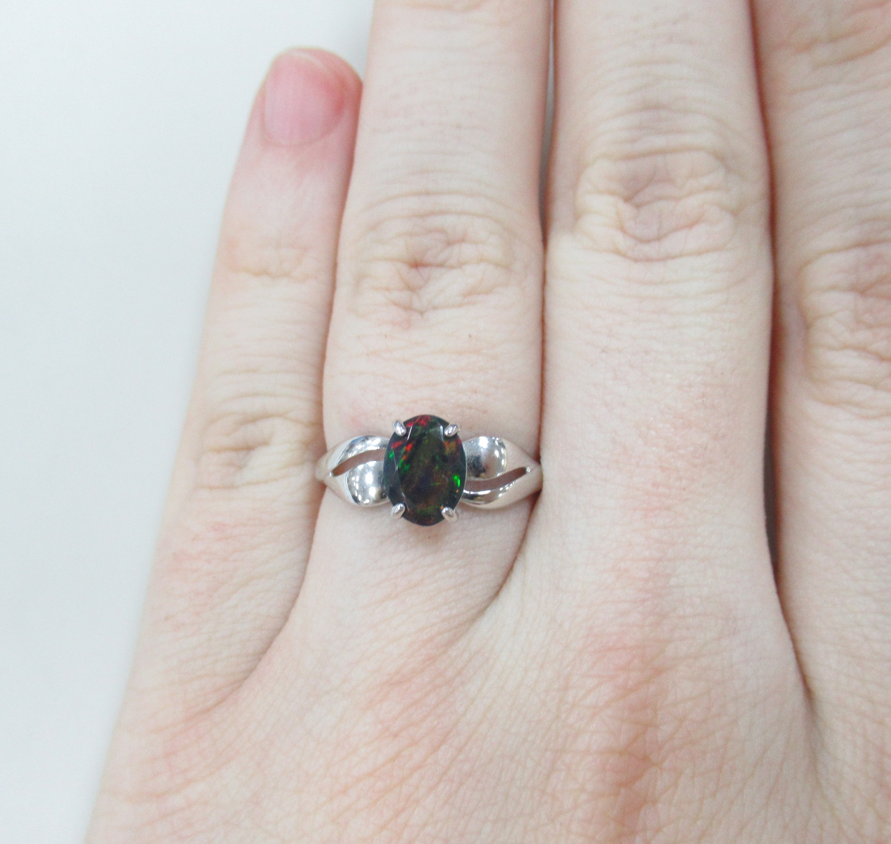 Серебряное кольцо с опалом Арлекин